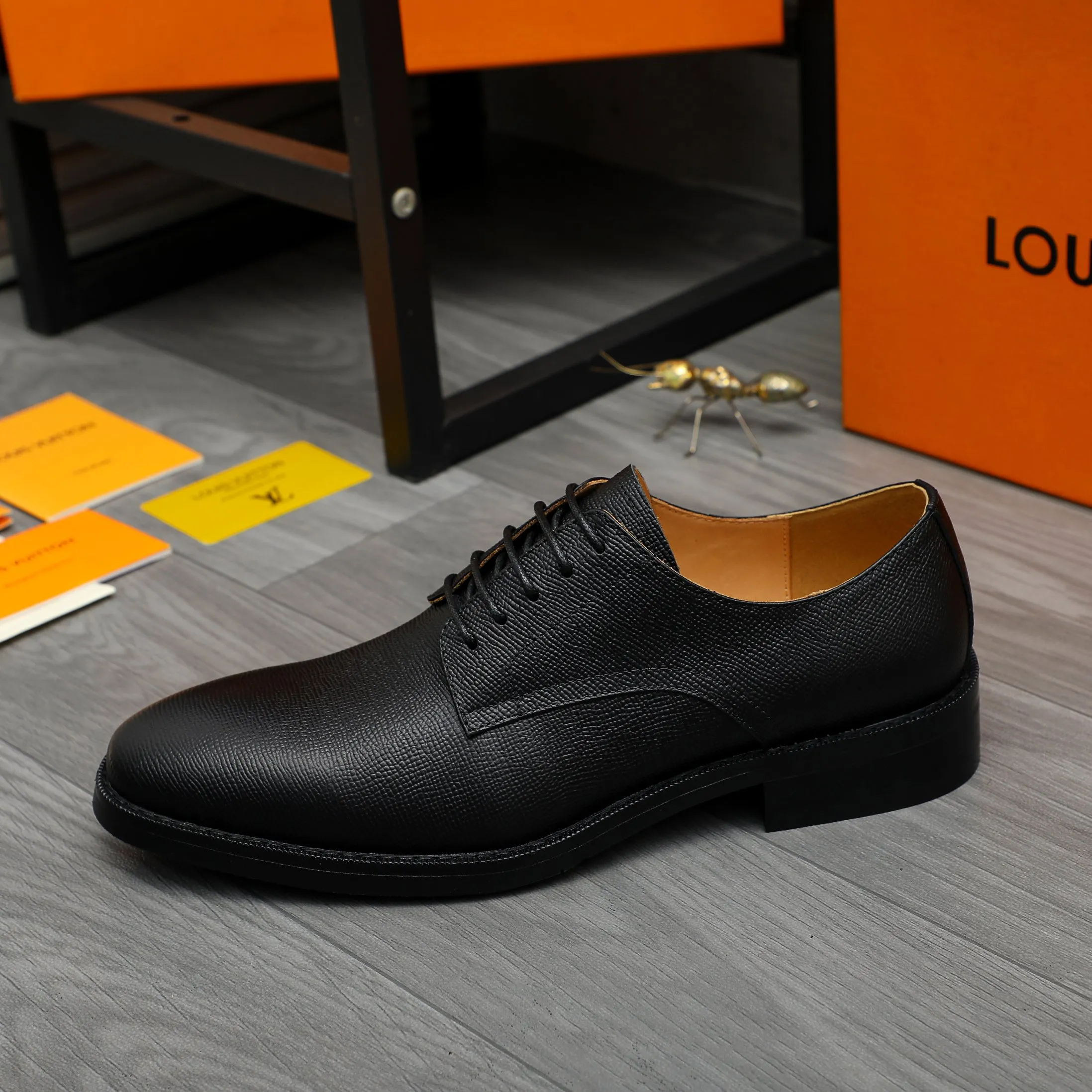 Men's shoes 💰500 Product trademark: LV "Louis Vuitton" business formal leather shoes Regular size: 39-45 (.45 customization is non-returnable) Product materials: Selected pebbled cowhide upper, cowhide lining, original rubber outsole